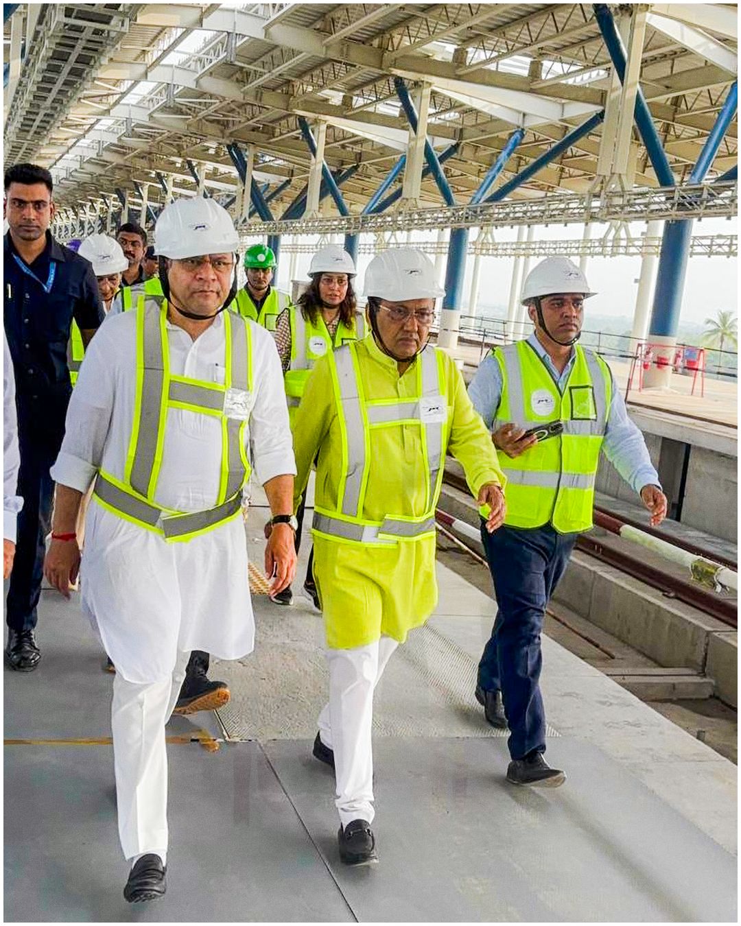 રેલ મંત્રી, માનનીય શ્રી Ashwini Vaishnaw તથા સુરતના માનનીય સાંસદ શ્રી Mukesh Dalal એ 27 સપ્ટેમ્બર 2025ના રોજ નિર્માણાધીન સુરત બુલેટ ટ્રેન સ્ટેશનની મુલાકાત લીધી અને ટ્રેક સ્થાપન કાર્યનું નિરીક્ષણ કર્યું।